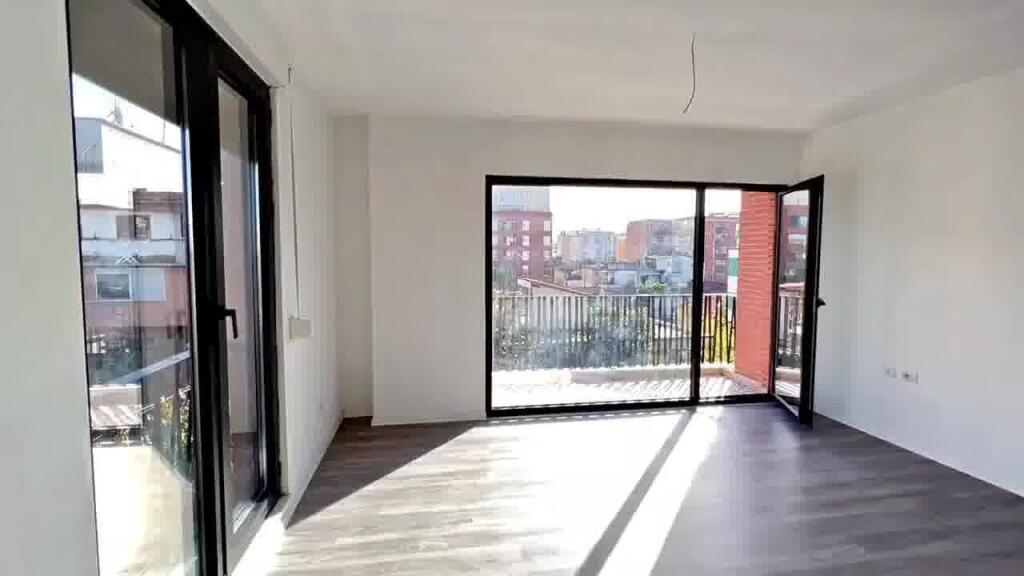 🏡 SHITET APARTAMENT 1+1 ME GARAZH – Rruga Qemal Stafa, Tiranë 📍