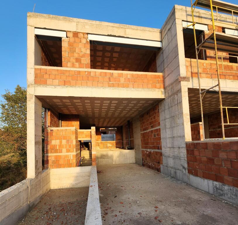 IN VENDITA: VILLA GEMELLA DI LUSSO CON PISCINA PRIVATA – FLOWERS HILL RESIDENCE, LUNDËR/TEG