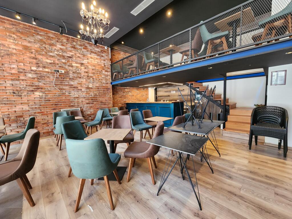 - SHITET: DYQAN/LOKAL Ultra Investuar 62 m² ( Xhamllik -📍 Kompleksi Kolombo ( Ndarë në 2 kate)