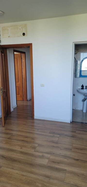 Jepet apartament per zyra perballe parlamentit