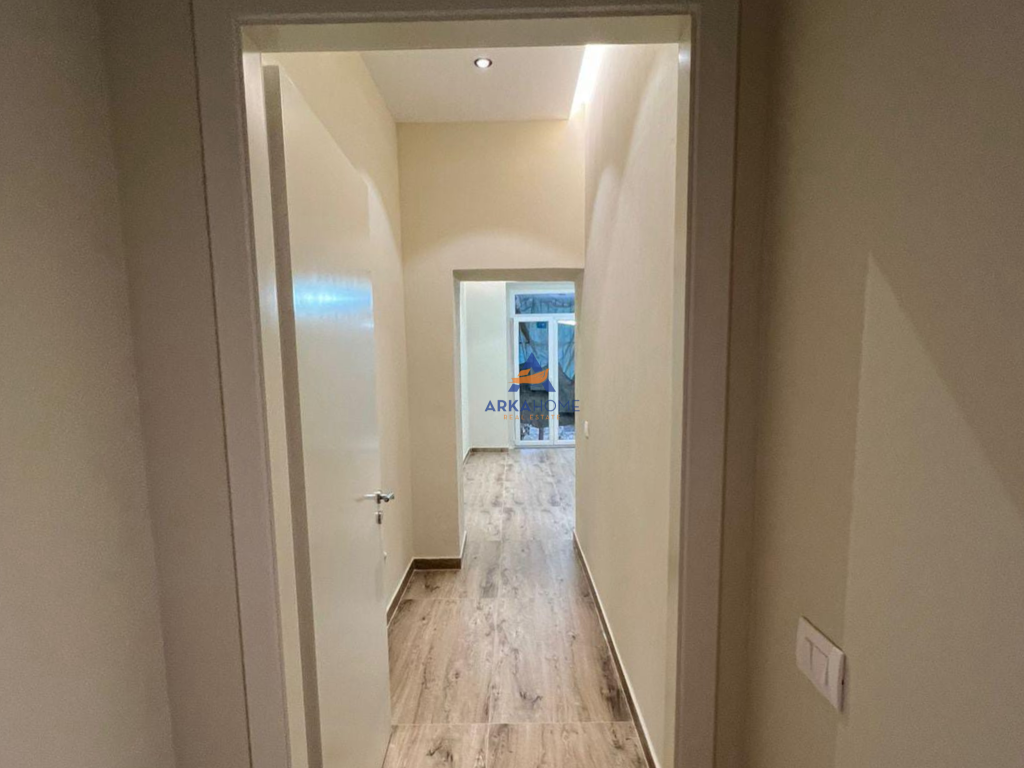 JEPET ZYRE ME QERA 30M2 "MYSLYM SHYRI" 650 EURO.