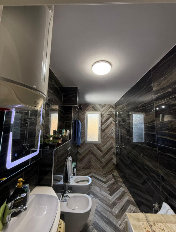 Jepet Apartament 2+1 me Qera ne Xhamllik