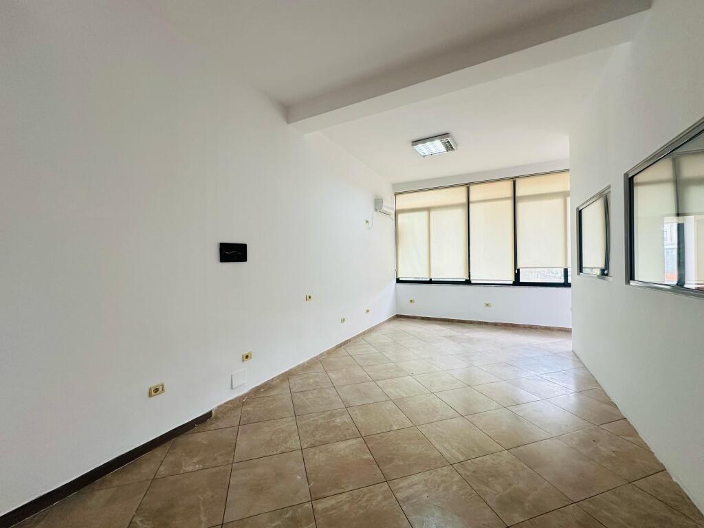 Ambient Zyre me Qira – Tek 21 Dhjetori, pas Garden Building