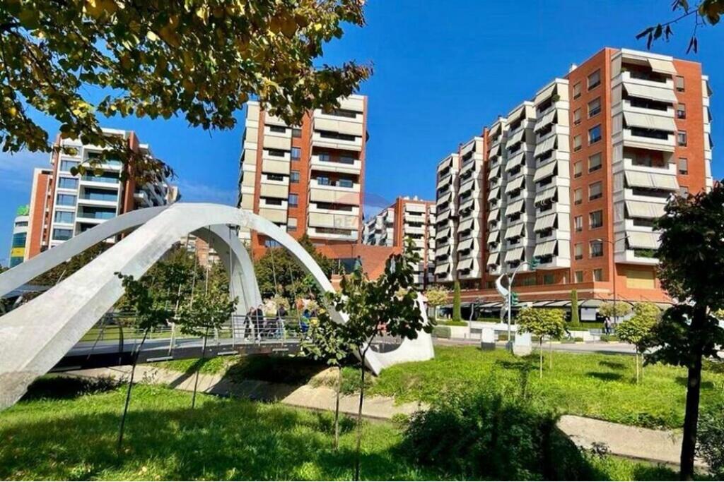 Ambient Komercial me qira tek Kompleksi Delijorgji