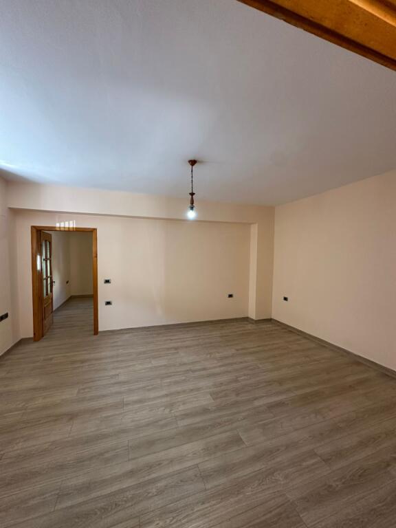Kryqezimi i 21 Dhjetorit,Rr.Muhamet Gjollesha jepet me qera per zyra,apartament 1+1,Bosh.450€uro(Neto)