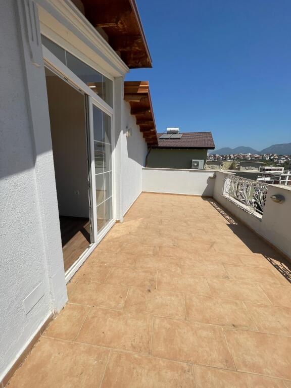 Villa di 4 Piani con Piscina in Vendita – TEG