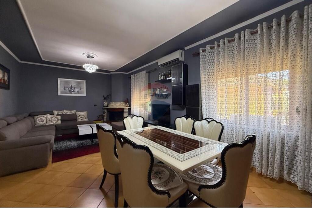 Villa su 3 piani in vendita vicino alla strada "Siri Kodra"!