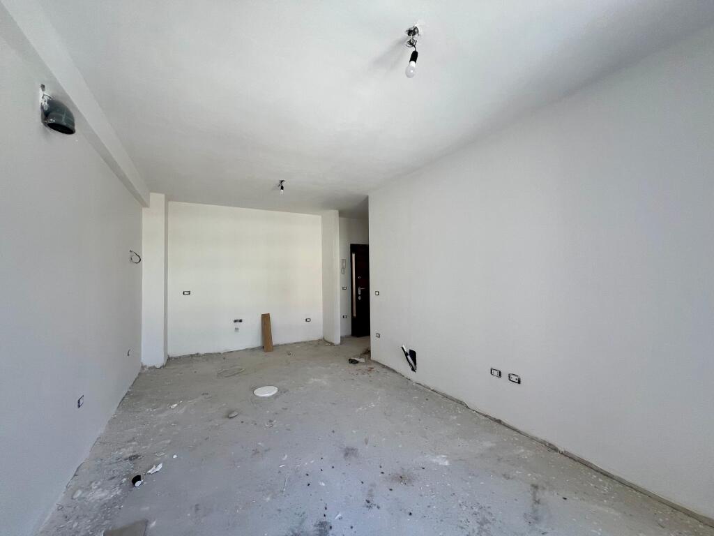 In vendita, Appartamento 1+1 “Laprakë”, Tirana.