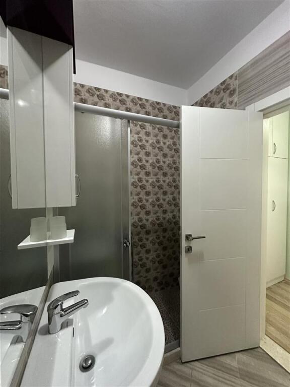 Super Apartament me qera ne Qender, prane toptanit (700 Euro)