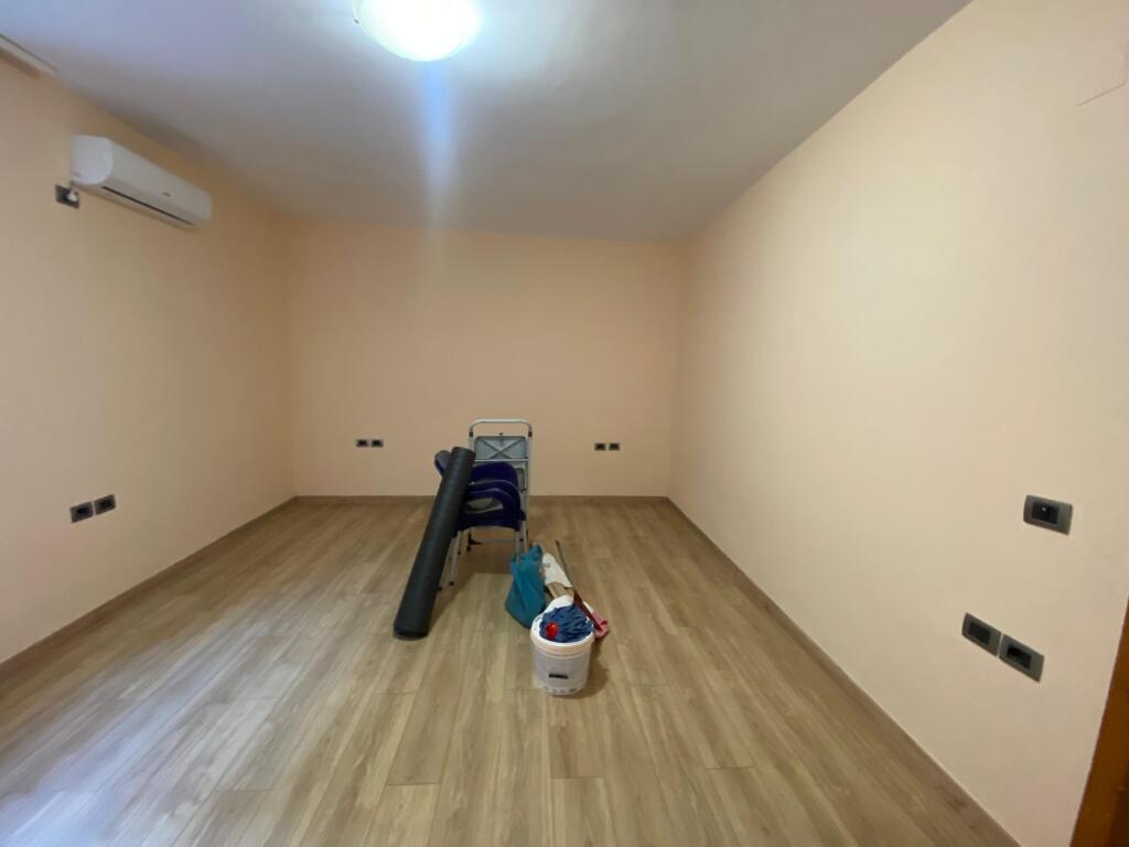 Kryqezimi i 21 Dhjetorit,Rr.Muhamet Gjollesha jepet me qera per zyra,apartament 1+1,Bosh.450€uro(Neto)
