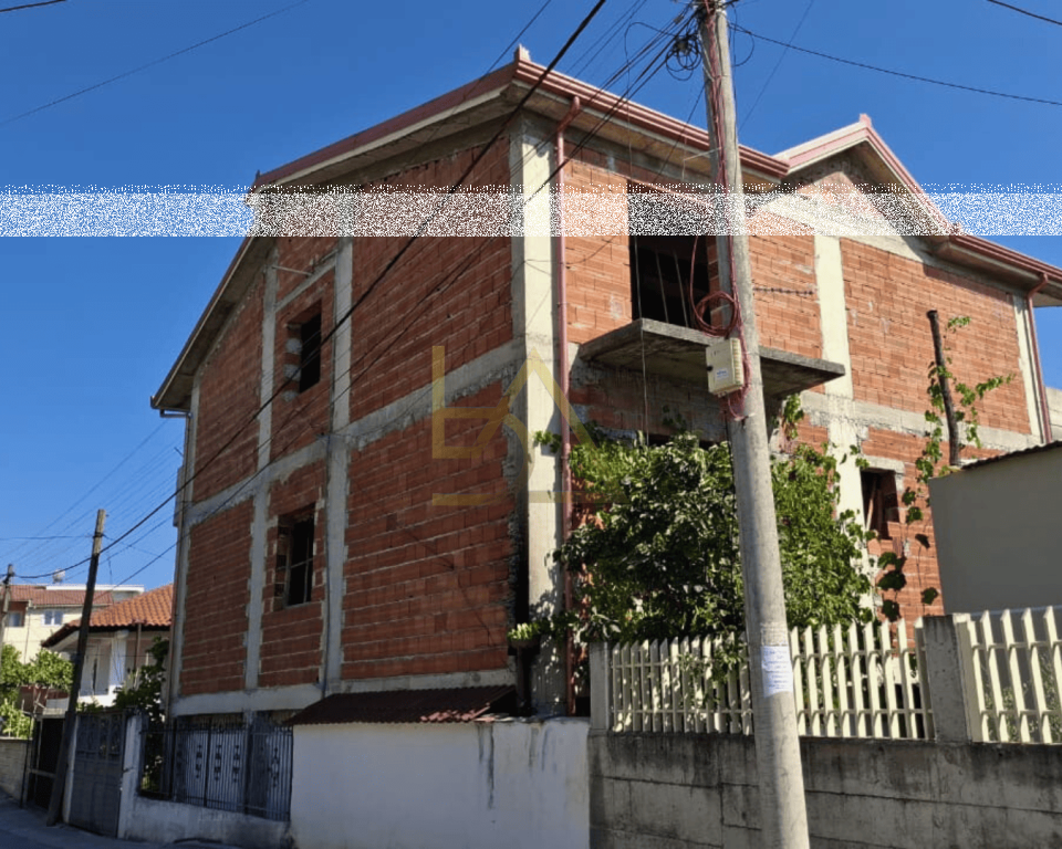 Villa su 3 Piani in Vendita – Vorë