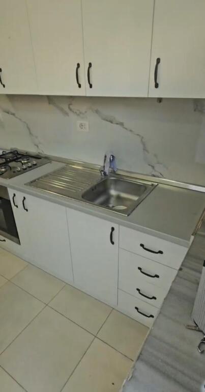 Jepet me qera garsoniere , ne zonen e 21Dhjetorit , prane Mozaikut
