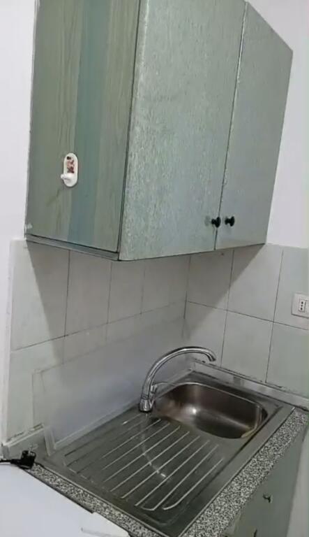 Appartamento 1+1 in affitto, vicino alla scuola Kongresi i Lushnjes.