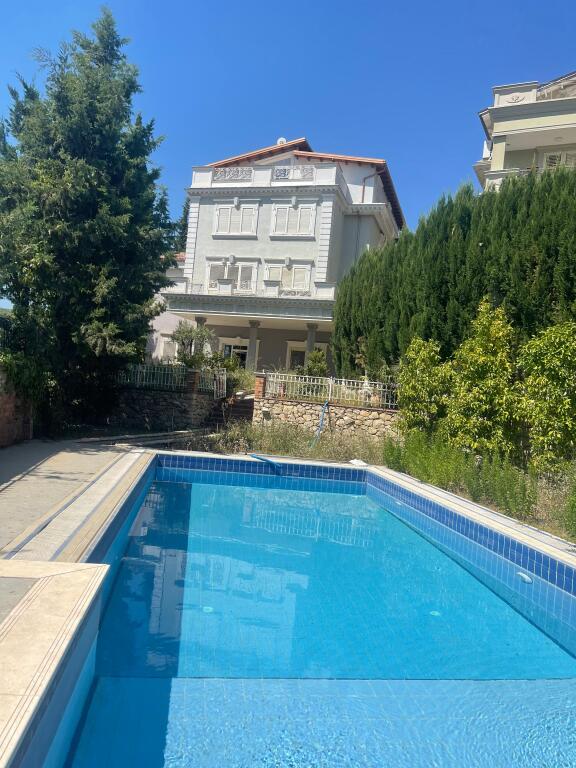 Villa di 4 Piani con Piscina in Vendita – TEG
