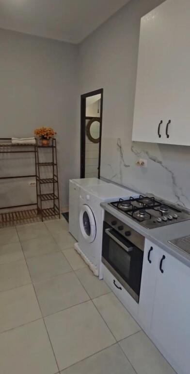 Jepet me qera garsoniere , ne zonen e 21Dhjetorit , prane Mozaikut