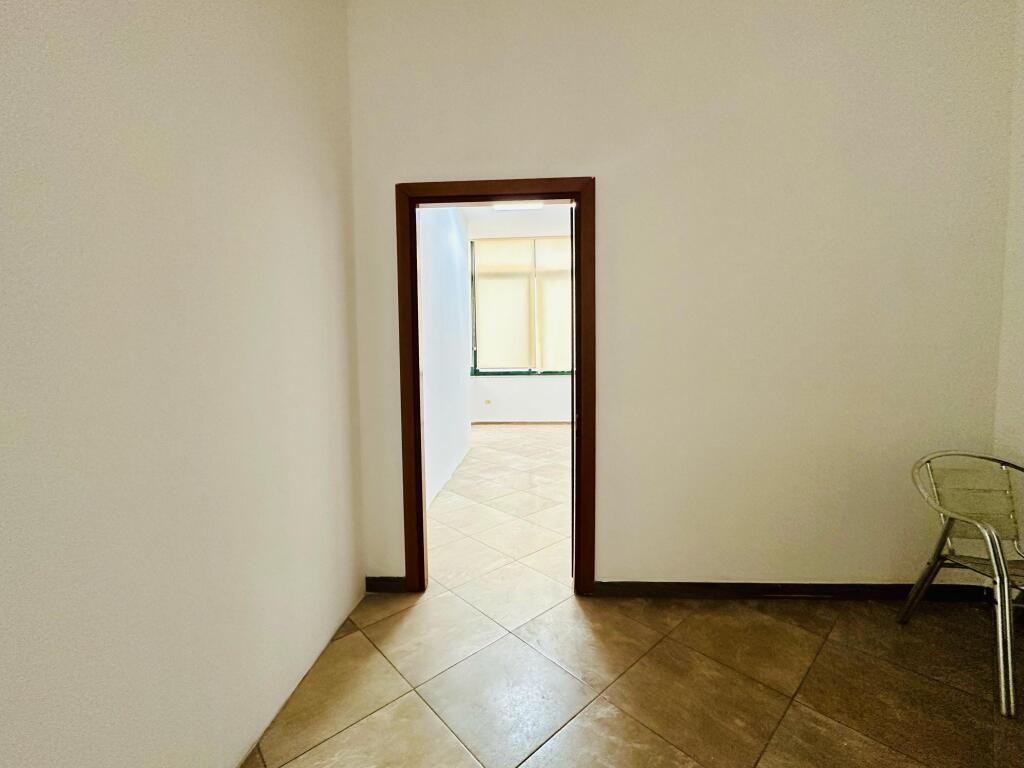 Ambient Zyre me Qira – Tek 21 Dhjetori, pas Garden Building