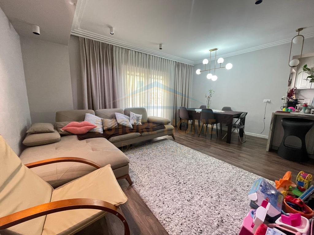 In vendita, Appartamento 3+1+2, 21 Dhjetori, Tirana.