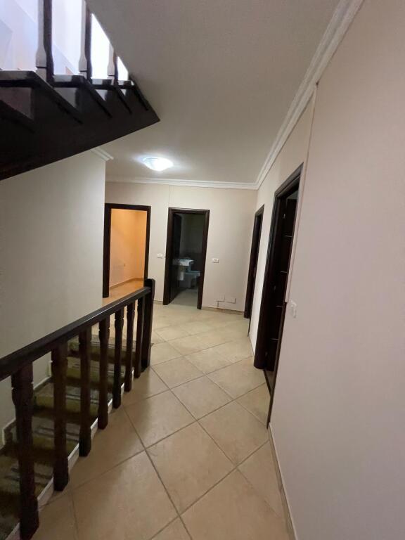 Villa di 4 Piani con Piscina in Vendita – TEG