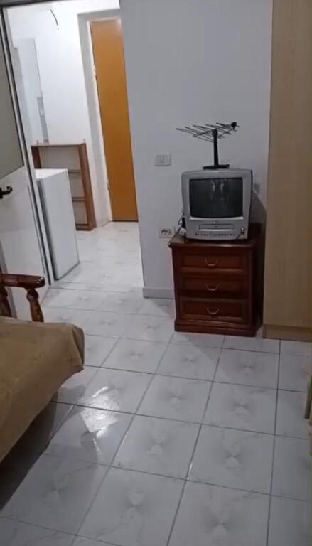 Appartamento 1+1 in affitto, vicino alla scuola Kongresi i Lushnjes.