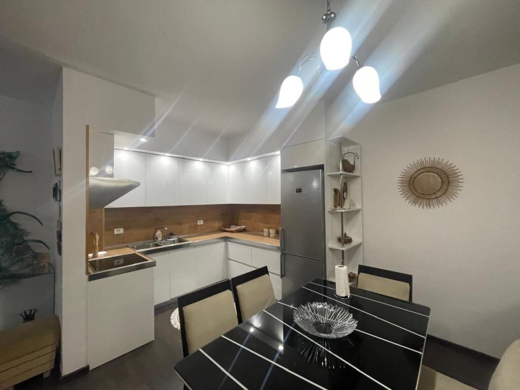 Shitet Apartament Astir