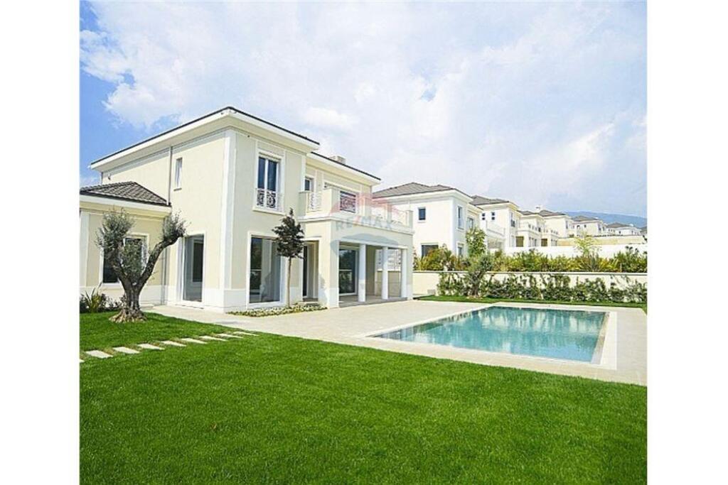 Villa con piscina in vendita a Rolling Hills Lago!