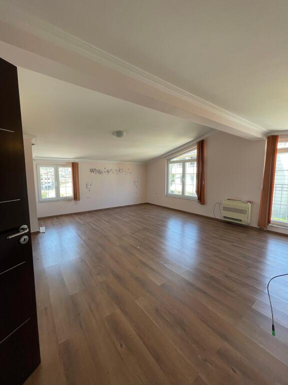 Villa di 4 Piani con Piscina in Vendita – TEG