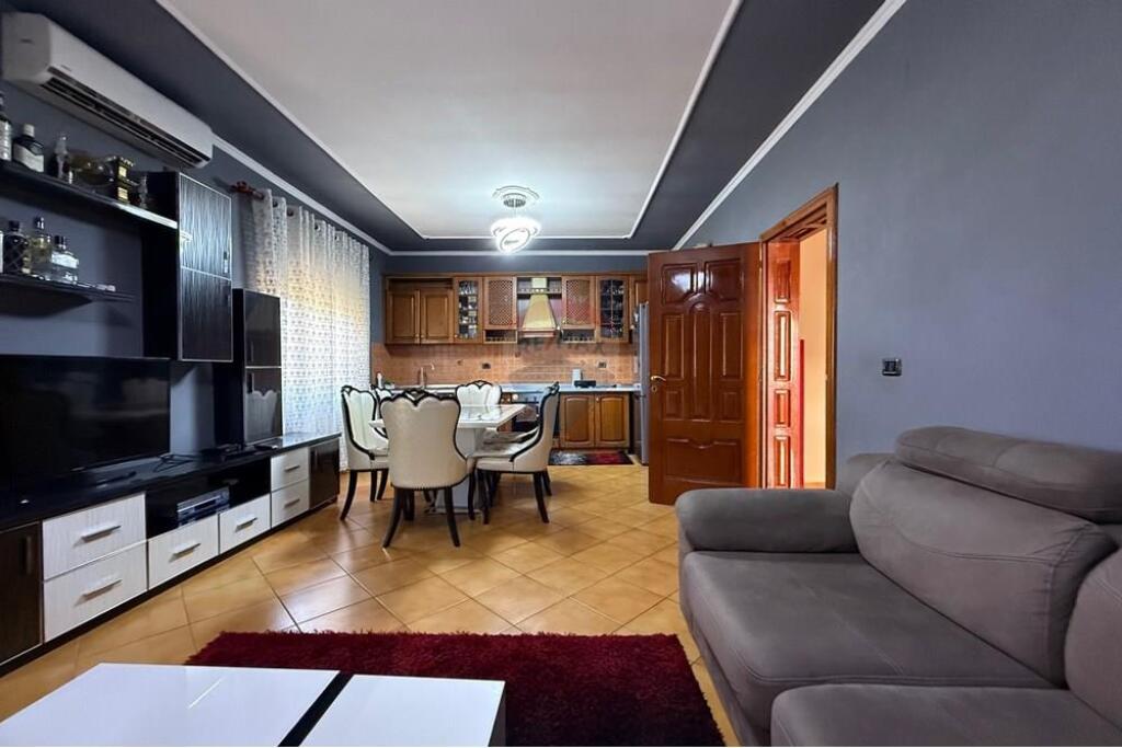 Villa su 3 piani in vendita vicino alla strada "Siri Kodra"!