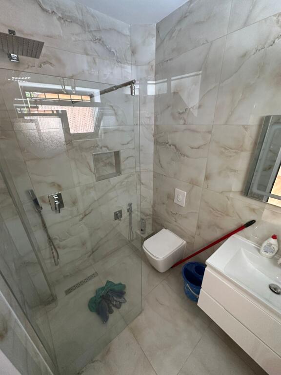 Kryqezimi i 21 Dhjetorit,Rr.Muhamet Gjollesha jepet me qera per zyra,apartament 1+1,Bosh.450€uro(Neto)