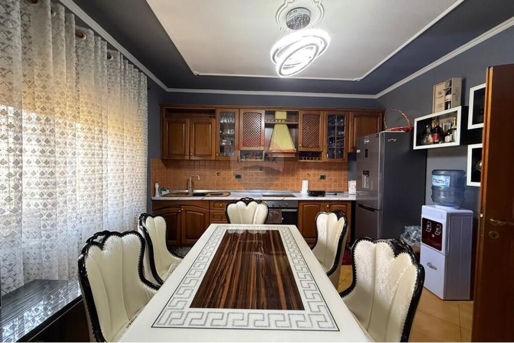 Villa su 3 piani in vendita vicino alla strada "Siri Kodra"!