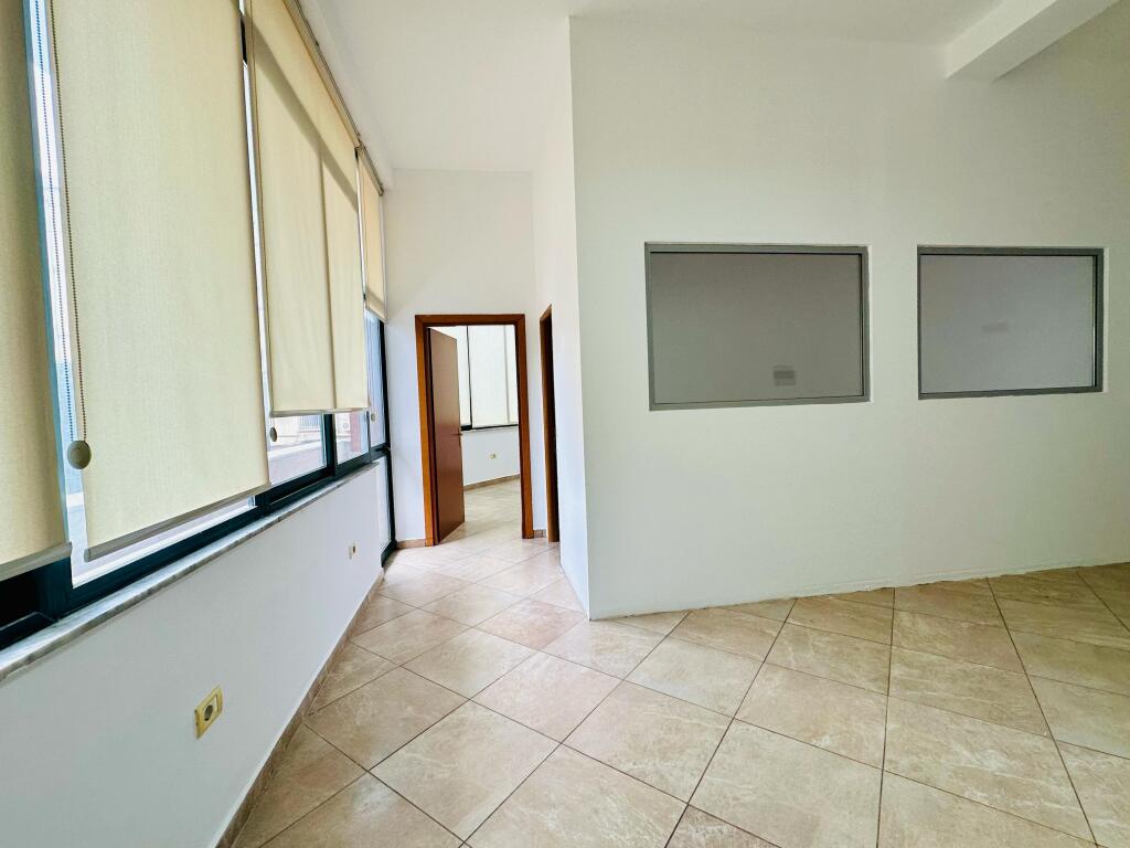 Ambient Zyre me Qira – Tek 21 Dhjetori, pas Garden Building