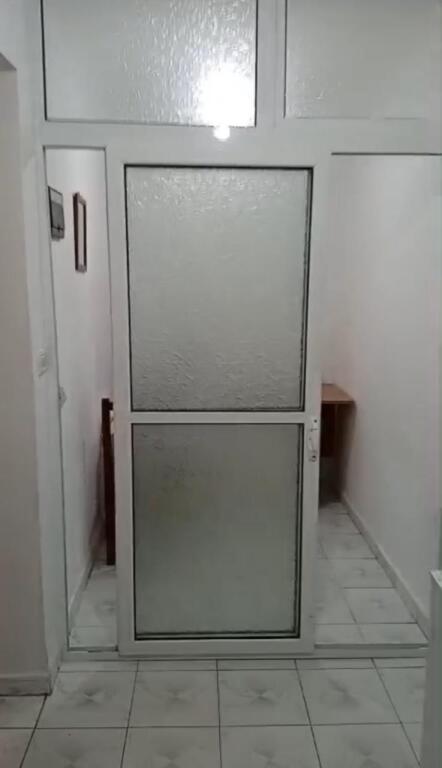 Appartamento 1+1 in affitto, vicino alla scuola Kongresi i Lushnjes.