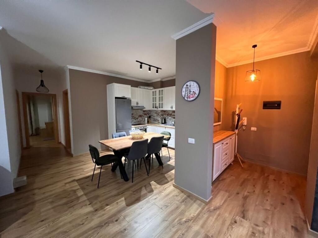 SHITET APARTAMENT 2+1+2 KOPSHTI BOTANIK