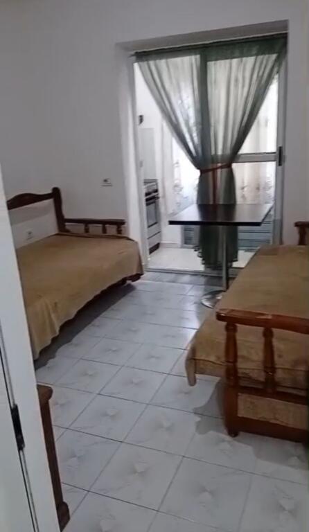Appartamento 1+1 in affitto, vicino alla scuola Kongresi i Lushnjes.