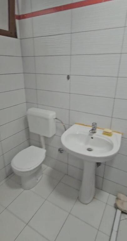 Jepet me qera garsoniere , ne zonen e 21Dhjetorit , prane Mozaikut