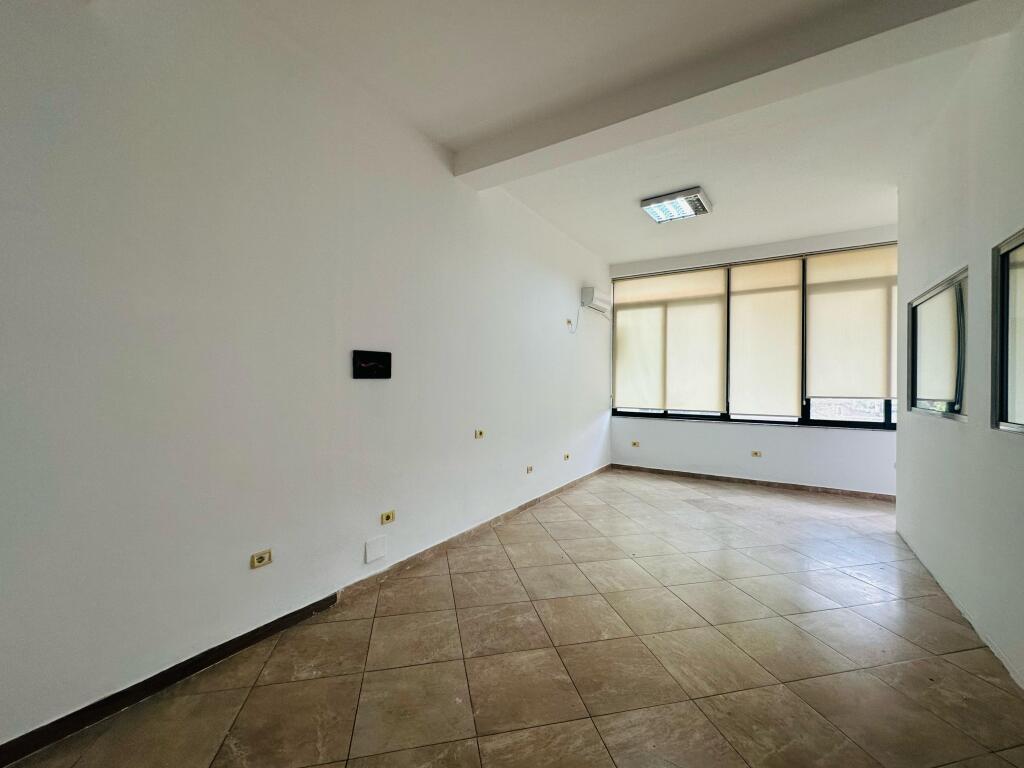 Ambient Zyre me Qira – Tek 21 Dhjetori, pas Garden Building