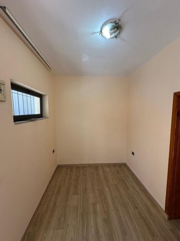 Kryqezimi i 21 Dhjetorit,Rr.Muhamet Gjollesha jepet me qera per zyra,apartament 1+1,Bosh.450€uro(Neto)