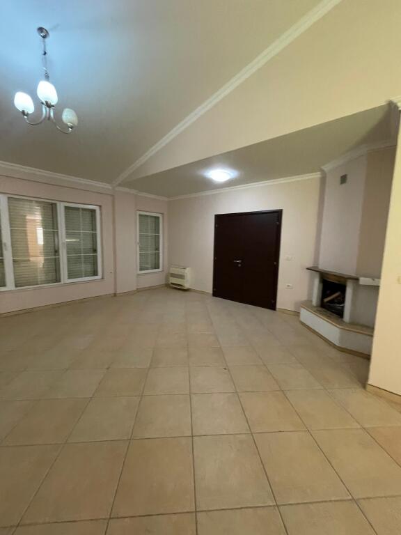 Villa di 4 Piani con Piscina in Vendita – TEG