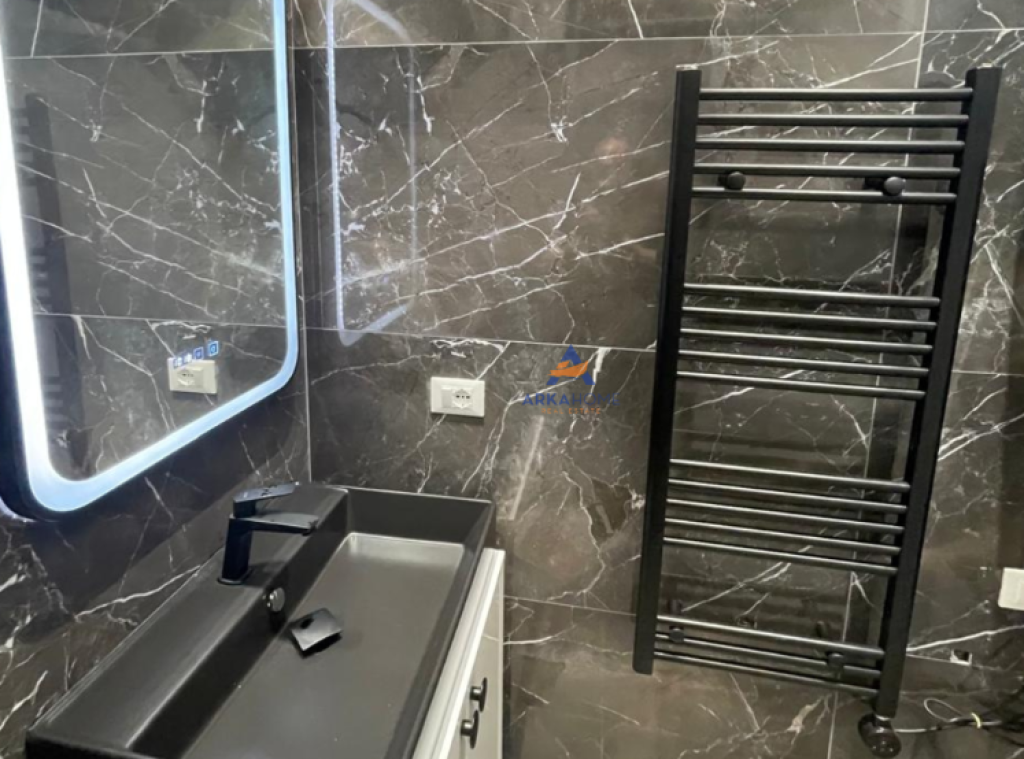 AFFITTASI APPARTAMENTO 2+1+2 BALCONI "AL COMPLESSO ARLIS, FARMACIA 10" 850 EURO (INSIEME AL POSTO AUTO 900 EURO).