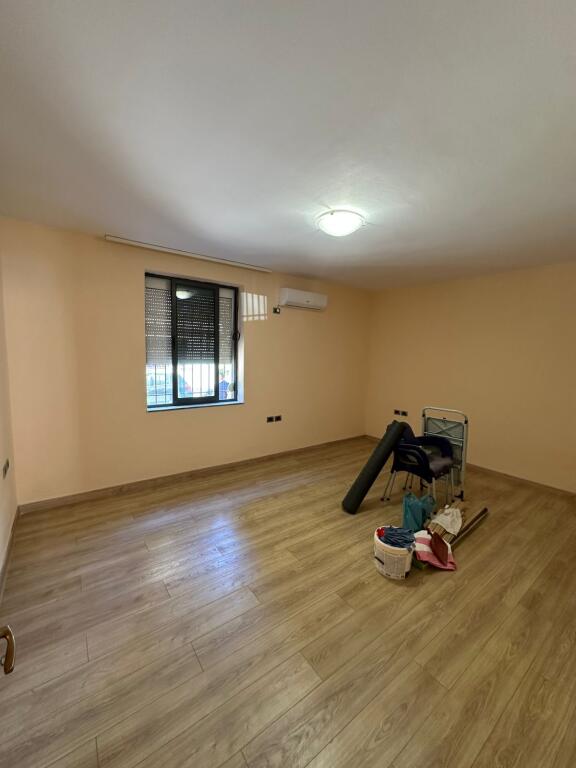 Kryqezimi i 21 Dhjetorit,Rr.Muhamet Gjollesha jepet me qera per zyra,apartament 1+1,Bosh.450€uro(Neto)