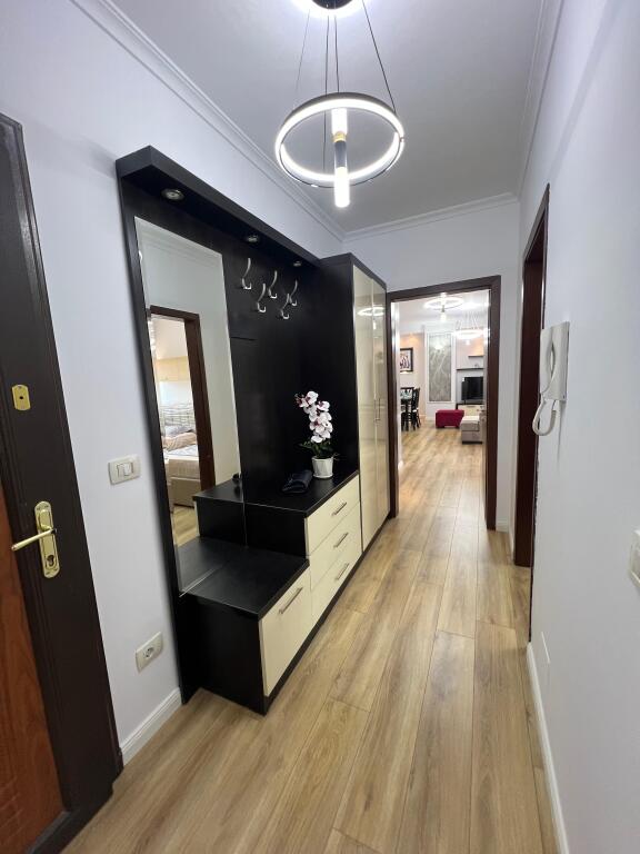 Shitet, Apartament 2+1 📍Rruga e Qelqit, Kombinat,Tiranë.