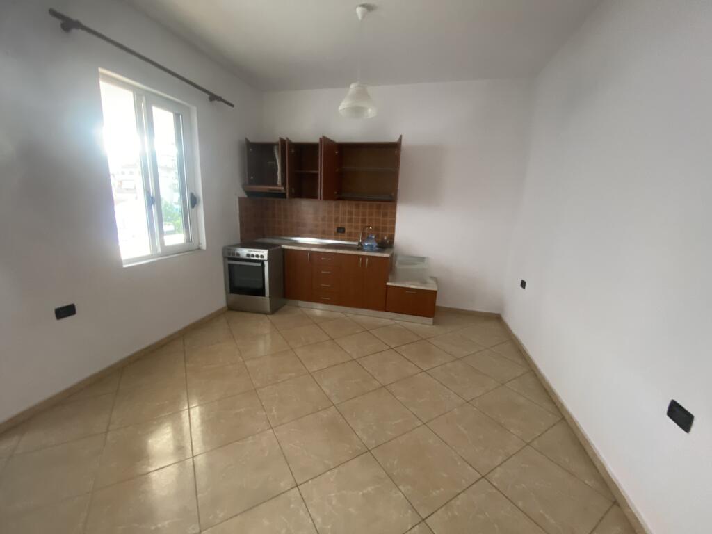 2+1,pjeserisht i mobiluar,godine private,5 maji 300 mije leke