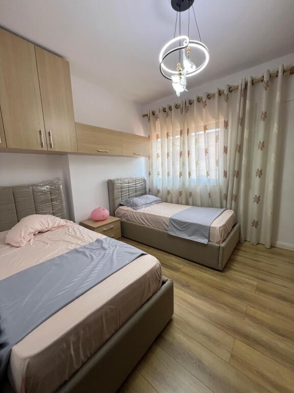 Shitet, Apartament 2+1 📍Rruga e Qelqit, Kombinat,Tiranë.