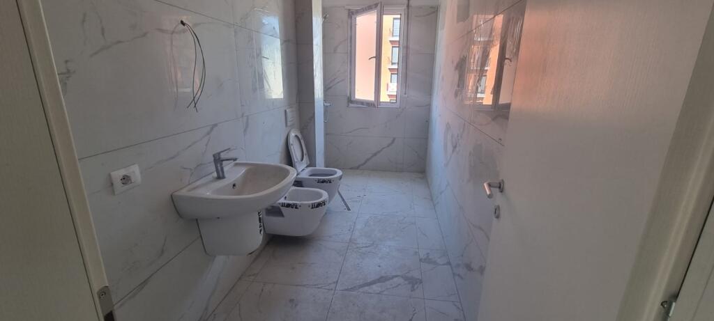 Shitet Apartament 2+1 në Qendër të Kamzës – I Sapo Përfunduar