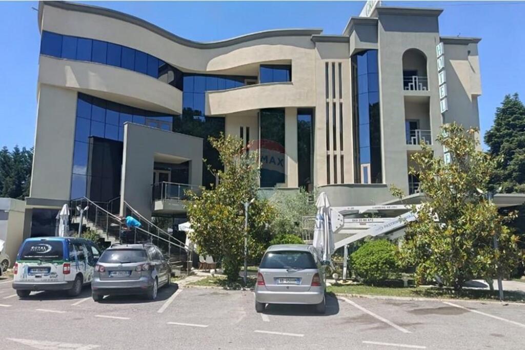 Shitet Hotel në Vaqarr, Kombinat ID: 530571004-1