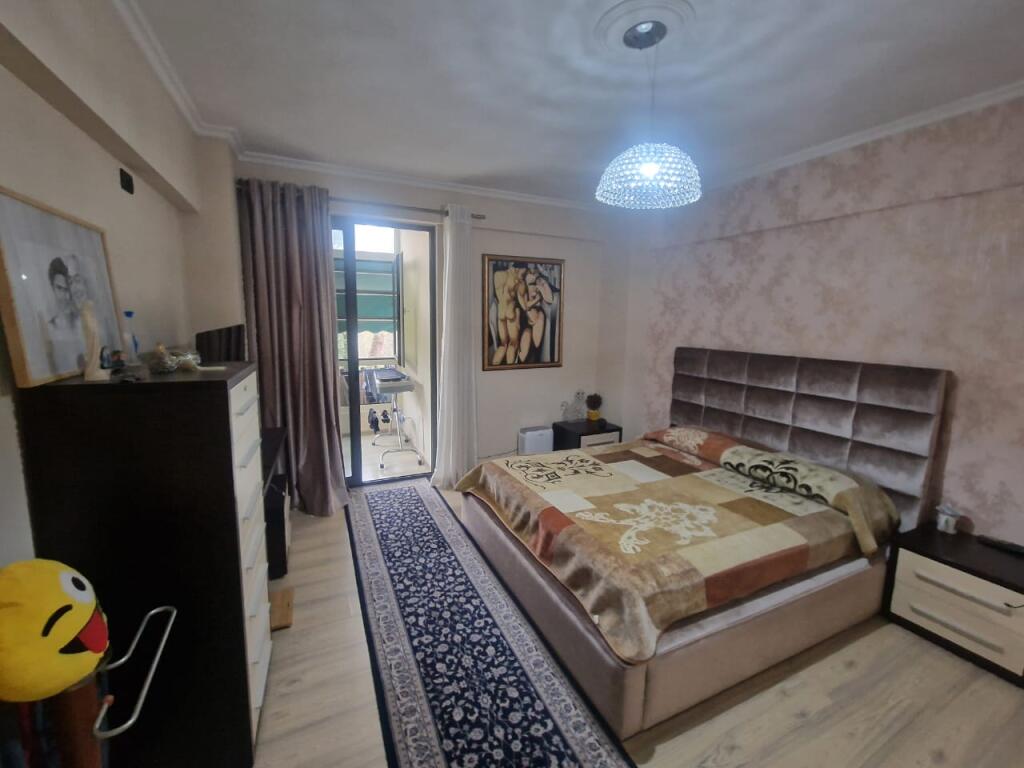 Shesim apartament 2+1+2 tualete ne nje zone eskluzive dhe shume te kerkuar ne rrugen "Faik Konica" prane Lion Parkut