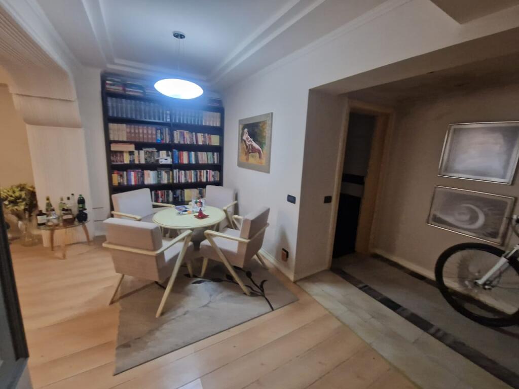 Shesim apartament 2+1+2 tualete ne nje zone eskluzive dhe shume te kerkuar ne rrugen "Faik Konica" prane Lion Parkut