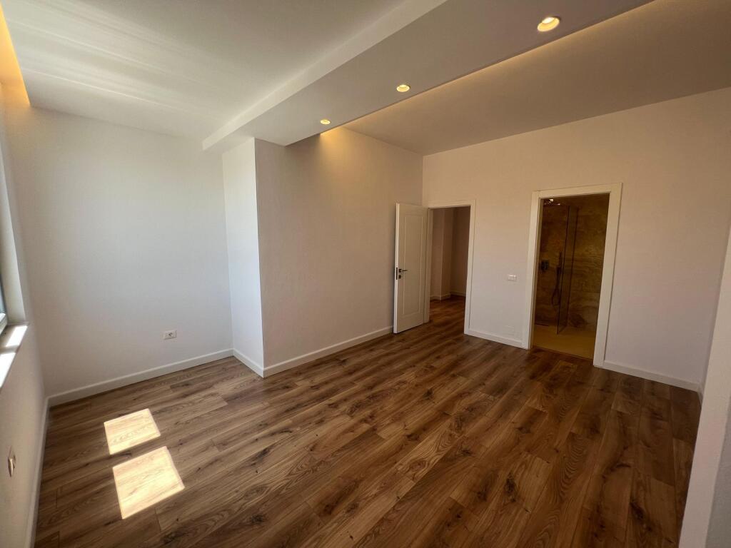 📣 VENDESI Appartamento 2+1 📍 Vicino al Complesso Delijorgji 🛣️ Via "Kavajës" 💶 Prezzo 212.000 Euro