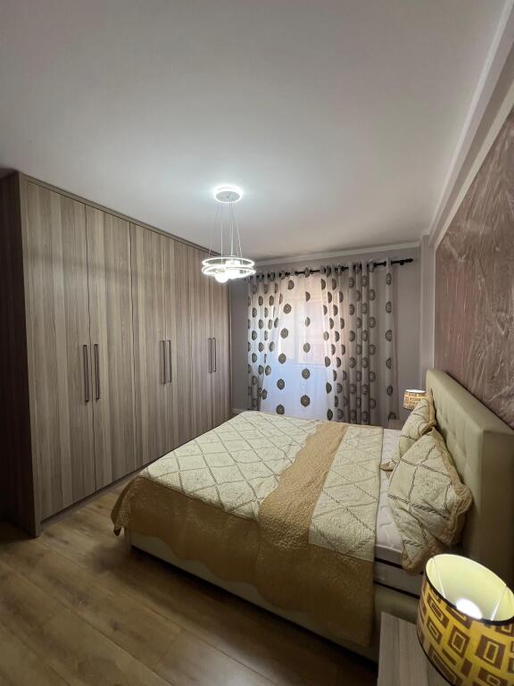 Shitet, Apartament 2+1 📍Rruga e Qelqit, Kombinat,Tiranë.