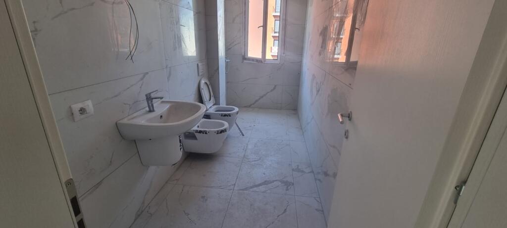 Shitet Apartament 2+1 në Qendër të Kamzës – I Sapo Përfunduar