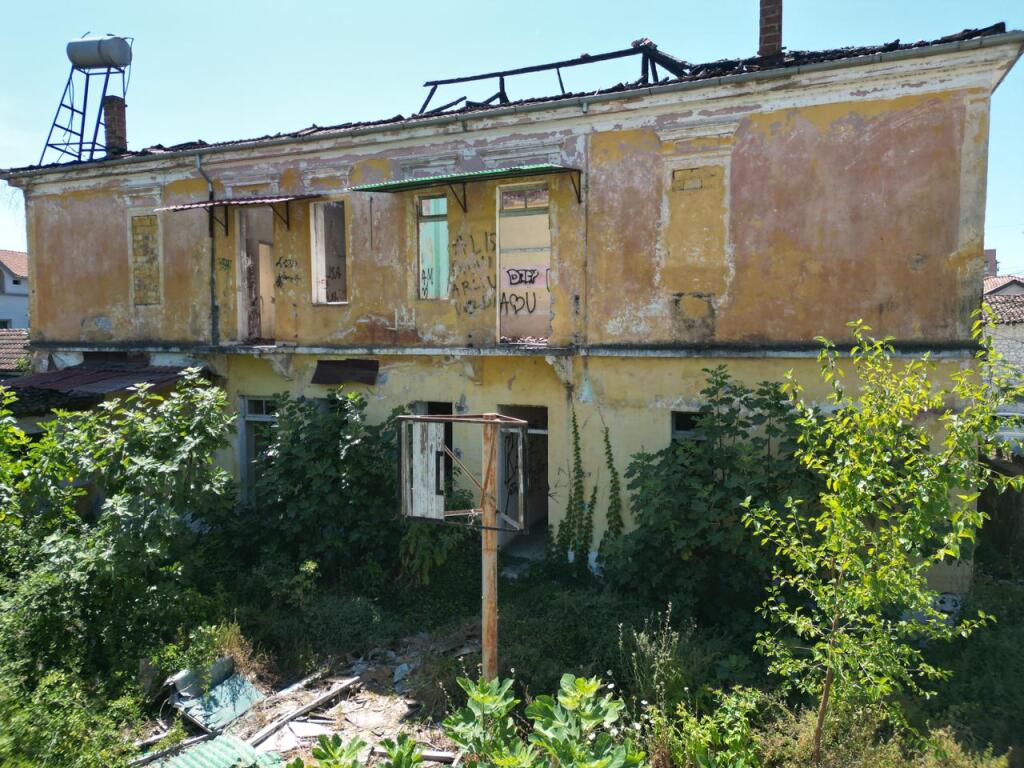 In vendita due edifici storici multifunzionali con 2000 m² di terreno nella zona storica del Castello, Elbasan